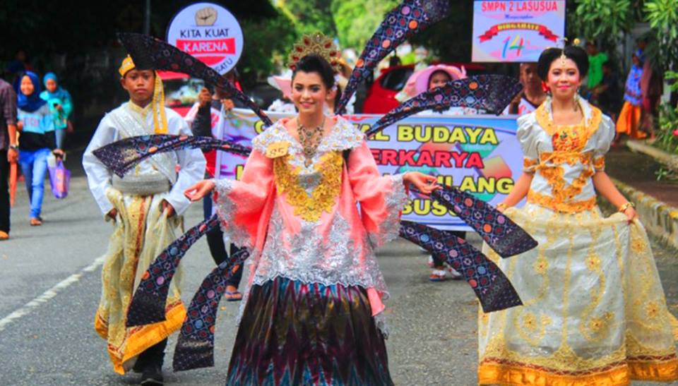  Pakaian  Unik Hiasi Karnaval  HUT 14 Tahun Kolaka Utara 